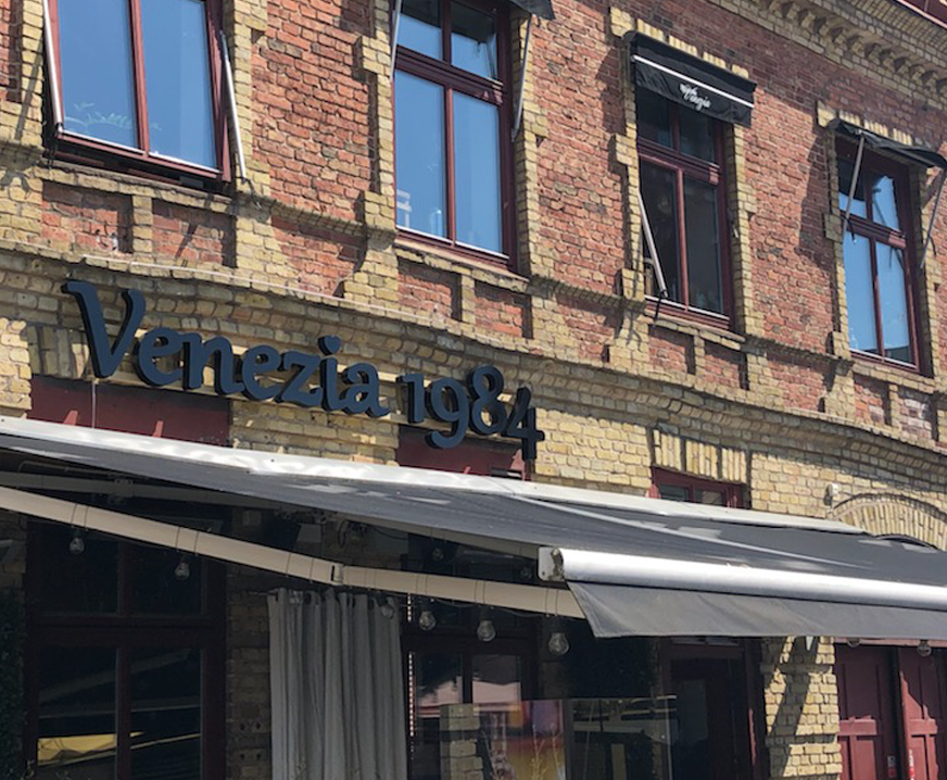 Formskuren fasadskylt
